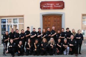 Eine Gruppe von Männern und Frauen.