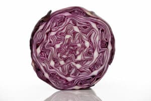 Rotkohl ist ein Lebensmittel, das in der Farbe Lila erstrahlt.