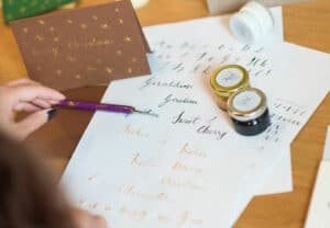 Lettering für Einsteiger beim Üben verschiedener Wörter