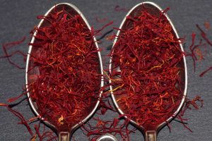Rote Safranfäden gehören zu den exklusivsten Lebensmittel der Welt.