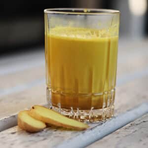 Drinks mit Gewürzen, wie zum Beispiel Goldene Milch