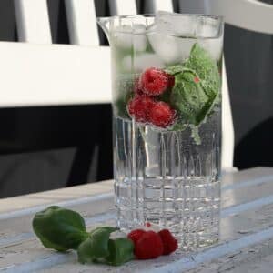 Drinks mit Gewürzen, wie zum Infused Water mit Himbeeren und Basilikum