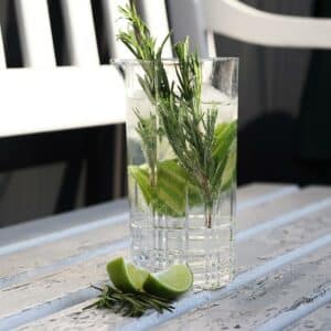 Drinks mit Gewürzen, wie zum Infused Water mit Limette und Rosmarin