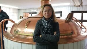 Sandra Ganzenmüller vor einem Braukessel