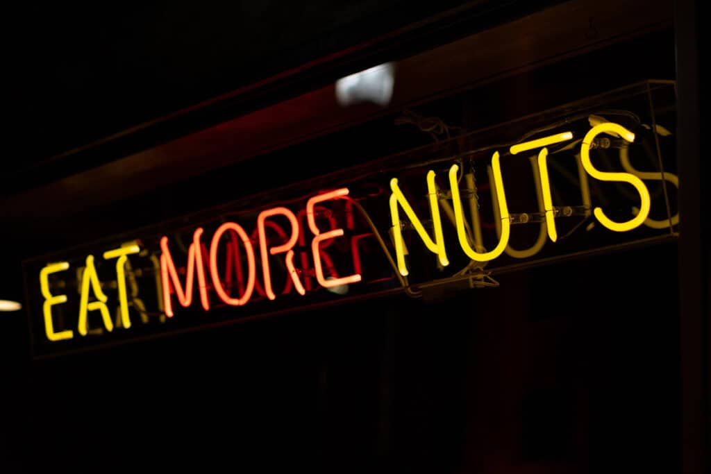 Neon Buchstaben „Eat more nuts“