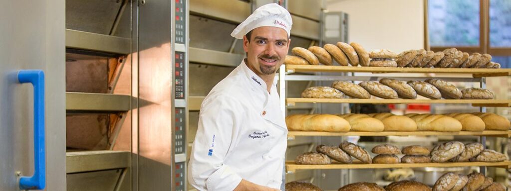 Biobäcker Benjamin Profanter in Aktion