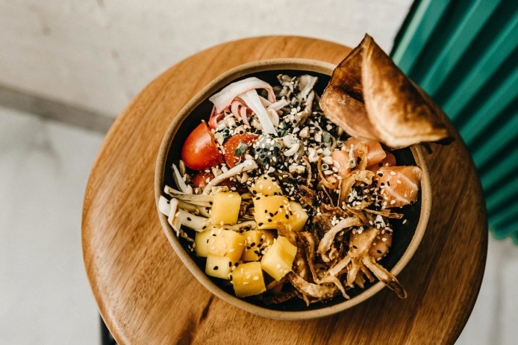 Eine Bowl auf dem Tisch.