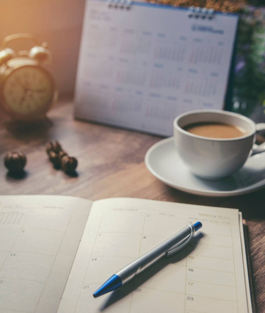Ein Tischkalender, der auf einem Tisch liegt und als Impulsgeber im Alltag dient.