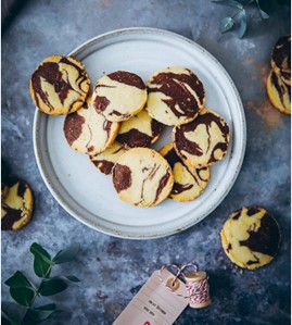 Marmor-Heidesand-Plätzchen, die in der Weihnachtsbäckerei hergestellt wurden