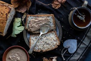 Nuss Mus auf einemStück Brot