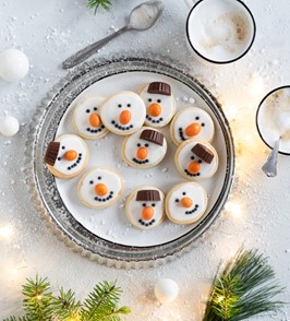 Lustige Schneemännerplätzchen für eine Weihnachtsbäckerei mit Kindern