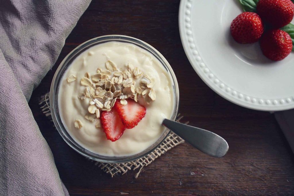 Snackification in a bowl: Schüssel mit Pudding, Haferflocken und Erdbeeren.