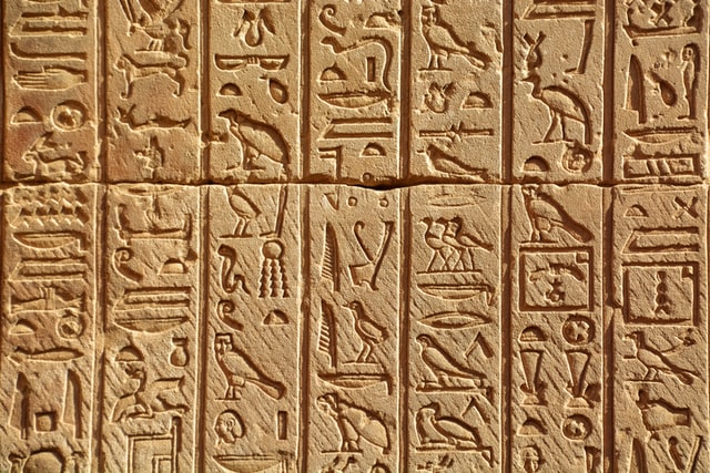 Hieroglyphen als erste Zeichen in der Geschichte der Schrift