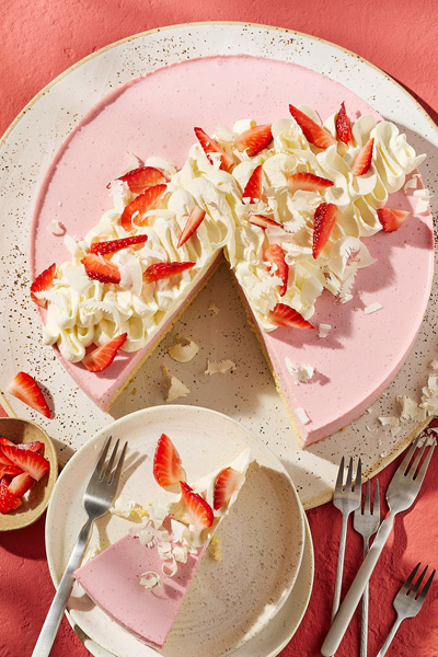 Rezeptfoto Erdbeer-Quark-Torte Erdbeeren, Sahne und weißer Schokolade verziert