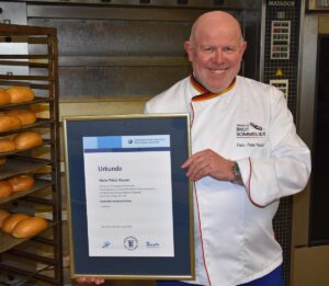 Brot-Sommelier Hans-Peter Rauen mit seiner Urkunde