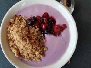Süßes Frühstück aus Beerenjoghurt, Beerengrütze und Müsli in FInnland.