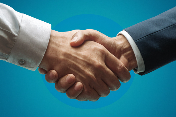 Handschlag von zwei Personen