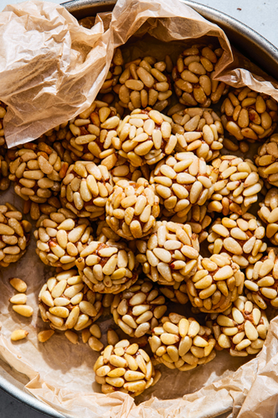 Diese Erdnussbutter-Dattel-Muffins schmecken durch die natürliche Süße von Frucht und Nuss.