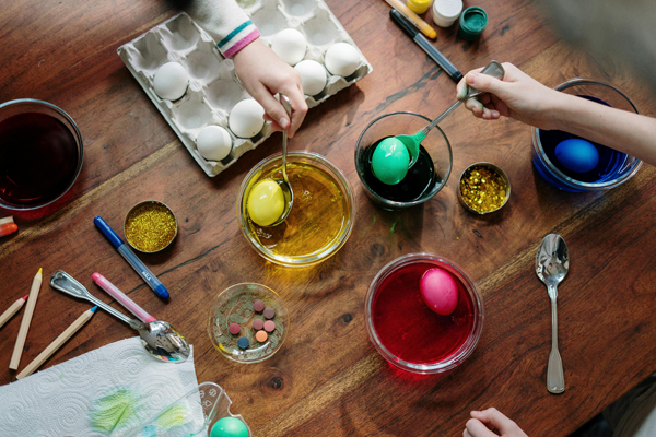 An Ostern gehören bemalte Eier zu den beliebtesten Osterbräuchen