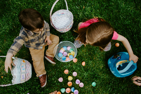 Die Ostereiersuche ist ein beliebter Osterbrauch bei Kindern.