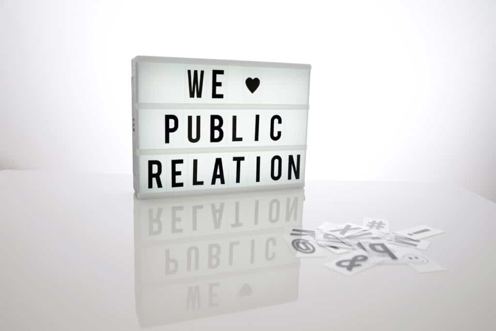 Lightbox mit Aufschrift „We love Public Relation“
