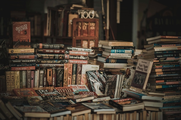 Stapel mit vielen, alten Büchern