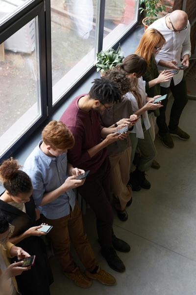 Gruppe von Personen, die auf ihr Smartphone sehen