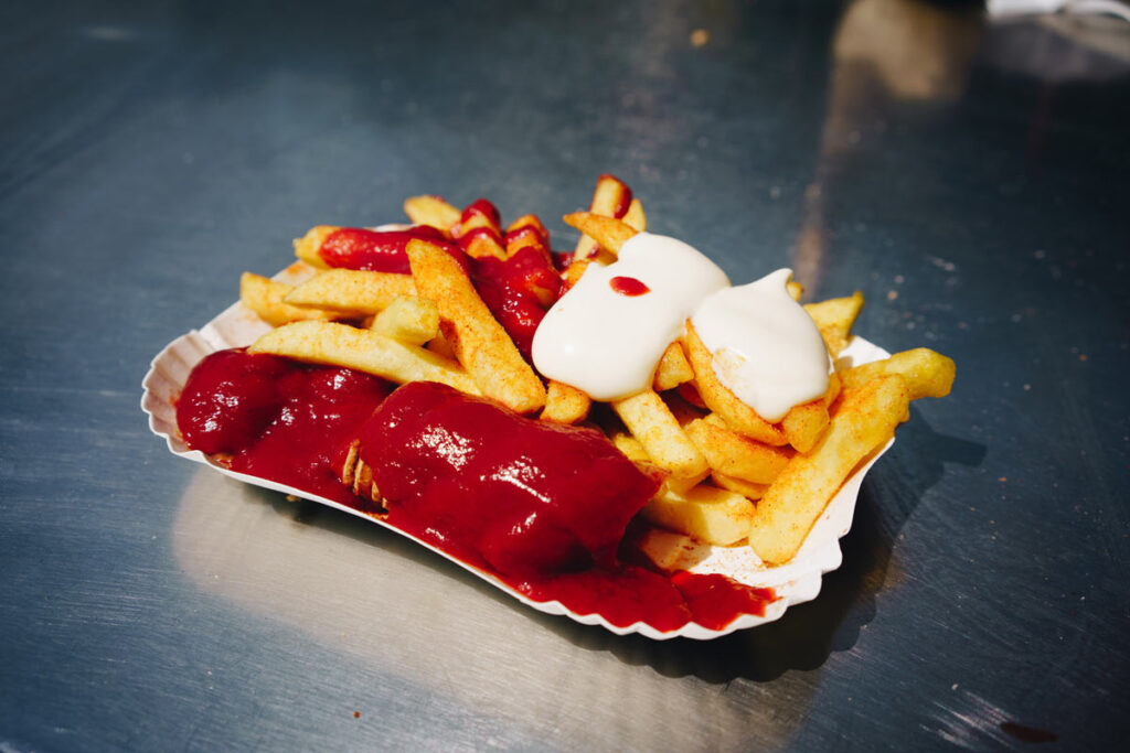 Currywurst und Pommes in einem Schälchen