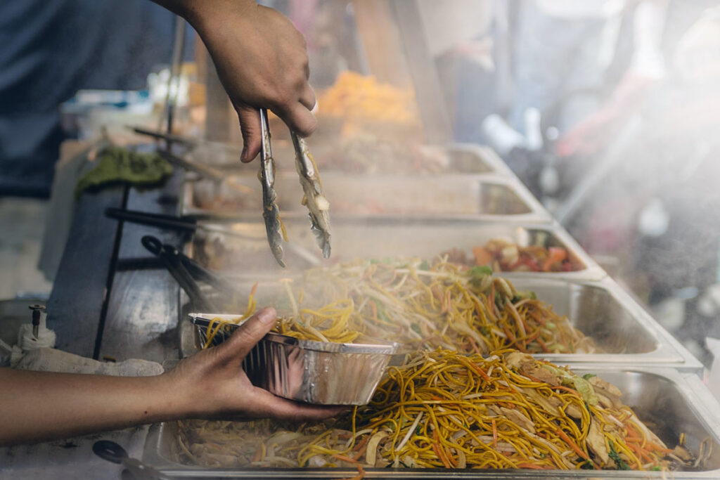 Pad Thai zubereitet in einer Garküche