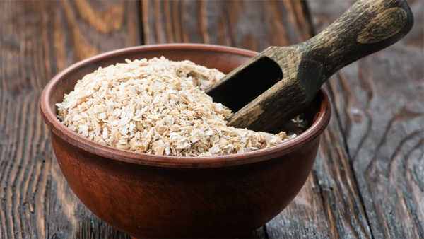 Haferkleie in einer Holzschüssel