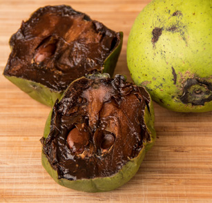 Superfood-Trend: Eine aufgeschnittene Black Sapote Frucht