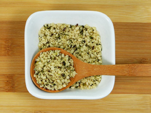 Superfood-Trend: Hanfsamen in einer Schüssel und Löffel