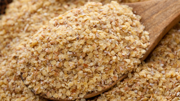 Weizenkeime auf einem Holzlöffel