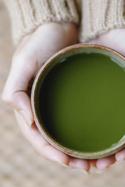 Tasse mit einem Matcha-Getränk gefüllt