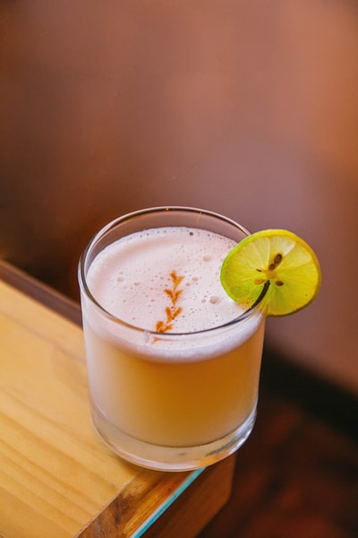 Cocktail mit Zitronenscheibe